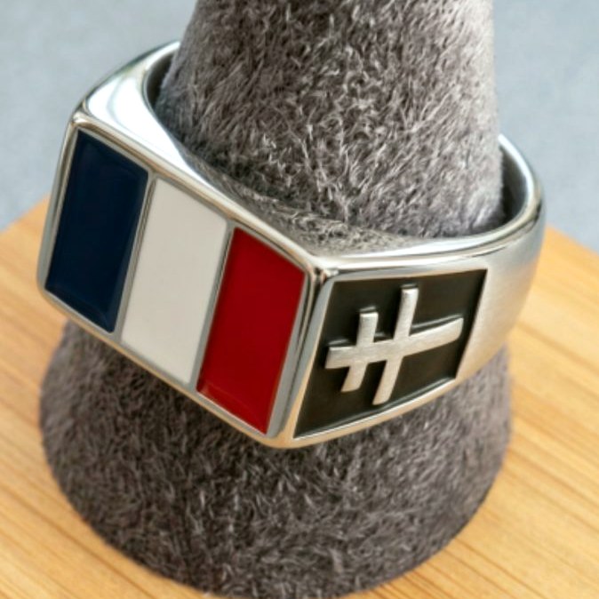Chevalière en acier inoxydable vue de trois quarts, plateau émaillé bleu blanc rouge et Croix de Lorraine en relief sur le flanc
